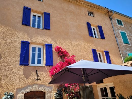 Ravalement de façade à Villeneuve-Loubet : rénovation, nettoyage et peinture extérieure